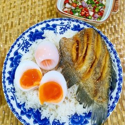 ข้าวปลาสลิดทอด(ตัว) + ไข่ต้ม 1 ฟอง + น้ำจิ้ม3รส