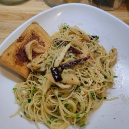 สปาเกตตี้พริกแห้งสันในไก่เห็ด