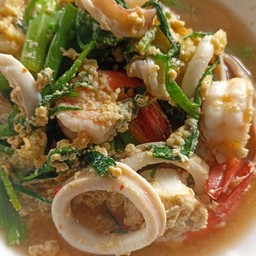 สุกี้รวมหมูไก่กุ้งหมึกใส่ไข่(น้ำ)