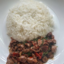 กระเพราเครื่องในไก่