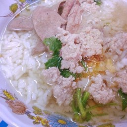 ข้าวต้มหมูสับเครื่องใน ธรรมดา