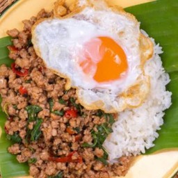 ข้าวราดกระเพราหมูสับไข่ดาว