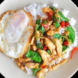 ข้าวกระเพราไก่ไข่ดาว