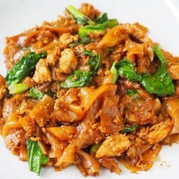 เส้นใหญ่ผัดซีอิ้ว เลือกเนื้อสัตว์