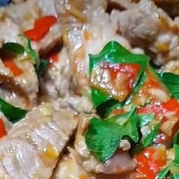 ข้าวราด สันคอหมูผัดพริกโหระพา
