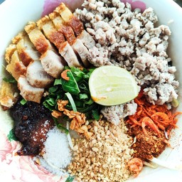 ก๋วยเตี๋ยวต้มยำหมูกรอบ