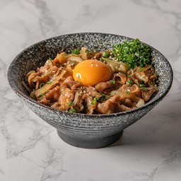 ข้าวหน้าหมูผัดซอสญี่ปุ่น+ไข่แดง