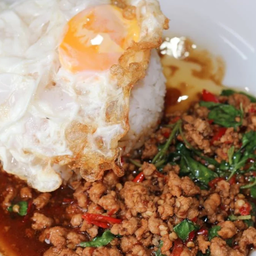 ผัดกะเพราราดข้าว