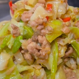 ข้าว ราดผัดพริกสดหมูสับ กะหล่ำปลี