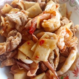 พริกแกงหมูชิ้น+กุ้งหน่อไม้ดอง(ราดข้าว)