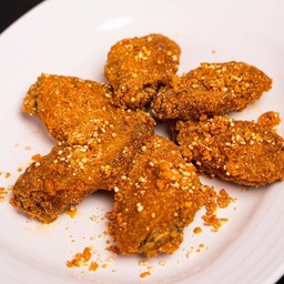 ปีกไก่ทอดน้ำปลารสกรุบกริบชีส (ไม่เผ็ด) 6 ชิ้น