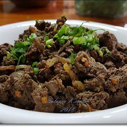 ก้อยเนื้อคั่วสุก ใส่เลือด