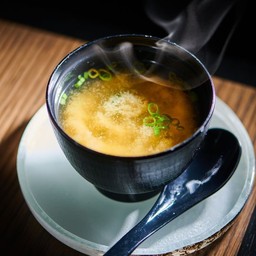 ซุปมิโสะญี่ปุ่น ใส่สาหร่ายวากาเมะและต้นหอมซอย