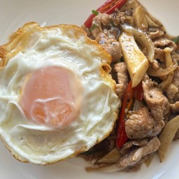 ข้าวผัดพริกไทยดำ + ไข่ดาว