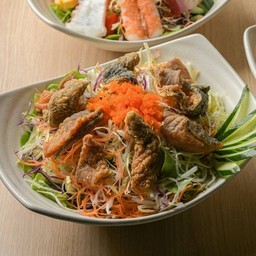 สลัดหนังปลาแซลมอนกรอบ