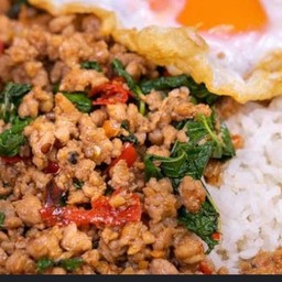 กระเพราหมูสับไข่ดาว (คุณประหยัด)