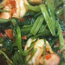 ผัดผักบุ้งใส่กุ้ง(ราดข้าว)