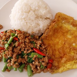 กะเพราหมูสับราดข้าว+ไข่เจียว