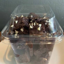 บราว์นี่กล่องลูกเต๋าราดซ๊อกโกแล๊ตและซ๊อกชิป