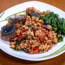 กระเพราหมูสับไข่เยี่ยวม้า