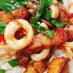 กะเพราปลาหมึก หมูกรอบ