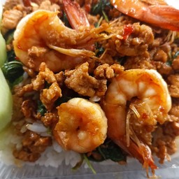 ผัดกระเพราหมูสับ + กุ้ง(ราดข้าว)
