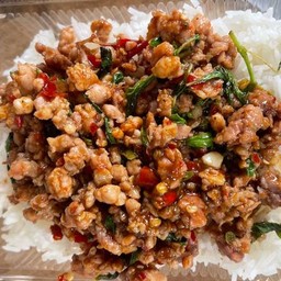 กะเพราหมูสับ ราดข้าว