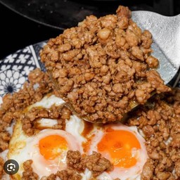 ข้าวหมูสับขยี้ซีอิ๊ว ไข่ดาว 2 ฟอง (คุณประหยัด)