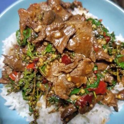 กระเพราเนื้อแซ่บปากเจ่อ