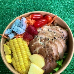 สลัดอกไก่ย่างหมักพริกไทยดำ