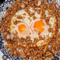 หมูสับผัดซีอิ๊ว ไข่ดาว 2 ฟอง