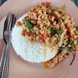 กะเพราหมู ไก่ เครื่องในไก่