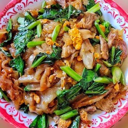 [อร่อยซ่ากับโค้ก] เส้นใหญ่ผัดซีอิ๊วหมู ใส่ไข่ +  โค้ก ออริจินัล (ขวด) 