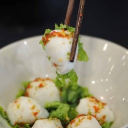 ลูกชิ้นปลาลวกจิ้ม + น้ำจิ้มรสเด็ด !!