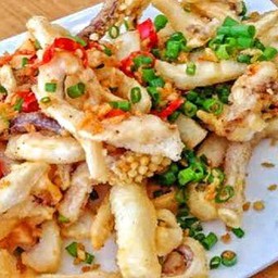 ปลาหมึกคั่วพริกเกลือ ราดข้าว