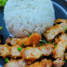 ข้าวหมูกรอบคั่วพริกเกลือ