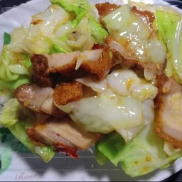 ข้าวราดผัดกระหล่ำหมูกรอบ