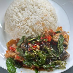 กระเพราไข่เยี่ยวม้าหมูกรอบ