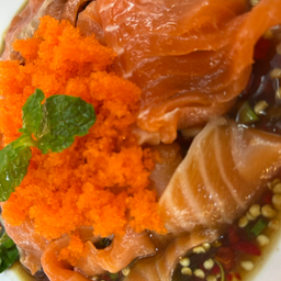 ยำแซลมอนไข่กุ้ง