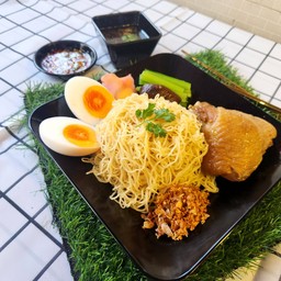 บะหมี่สะโพกไก่อบ