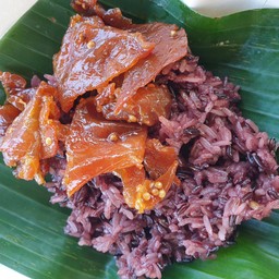 หมูสวรรค์พร้อมข้าวเหนียวดำนุ่มๆ