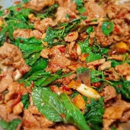 กระเพราหมูชิ้นเป็นกับข้าว