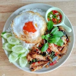 กะเพราปลาทู ไข่ดาว ราดข้าว
