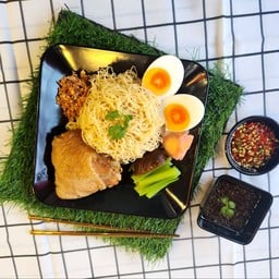 บะหมี่สะโพกไก่อบ และ ซี่โครงหมูอบ