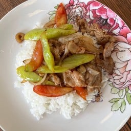 ร้านบ้านคุณยาย อาหารตามสั่ง กระเพรา ผัดไท ถนนบายพาสหลังตึกสีชมพู(ข้าวต้มรินท์เก่า)