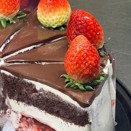 Cake สตรอวเบอรี่กานาซ Strawberry Chocolate ganache