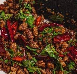 กะเพราเนื้อโคขุนสับ