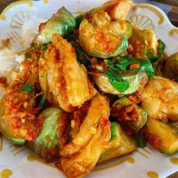 ผัดเผ็ดปลากระพงราดข้าว