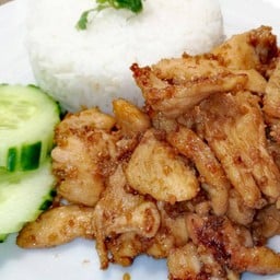 หมูกระเทียม ราดข้าว