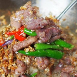 หมูทอดกระเทียมพริกขี้หนูสด